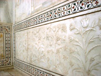 Стены декорированы мозаикой из полудрагоценных камней