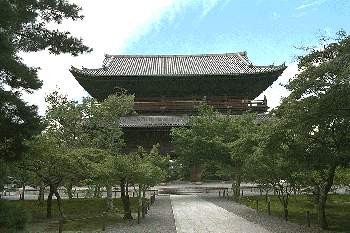 Храм Нанцендзи рядом с Серебряным павильоном