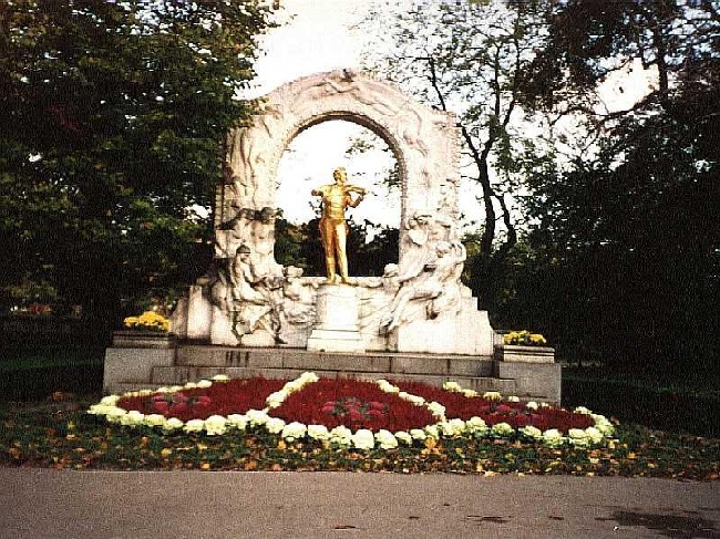 Позолоченный памятник Штраусу в Вене