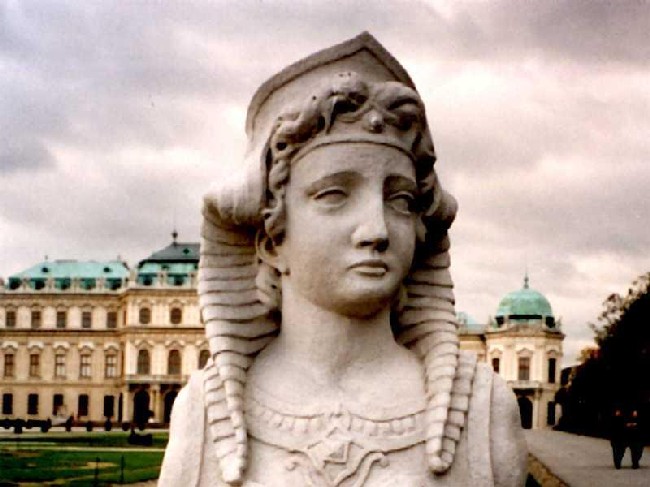 Статуя перед дворцом Бельведер в Вене