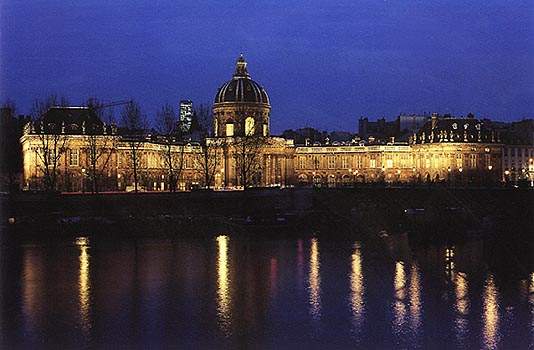Вечерний вид на дворец с Сены