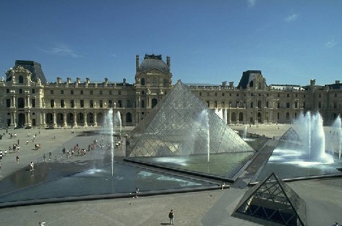 Новый вход в здание Лувра