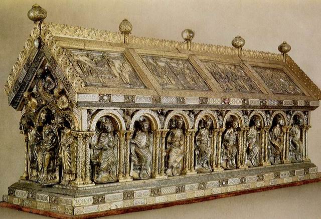 Саркофаг с мощами Карла Великого