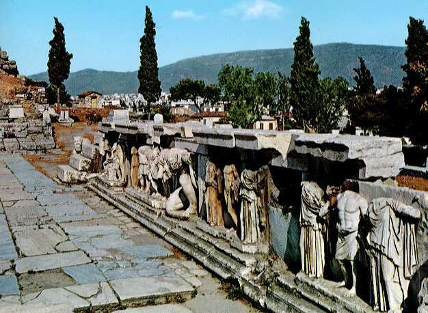 Театр Диониса в Афинах, рельеф сцены