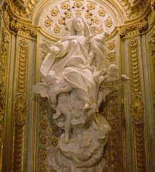 Статуя Девы Марии - королевы Генуи в часовне дворца