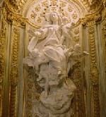 Статуя Девы Марии - королевы Генуи в часовне дворца