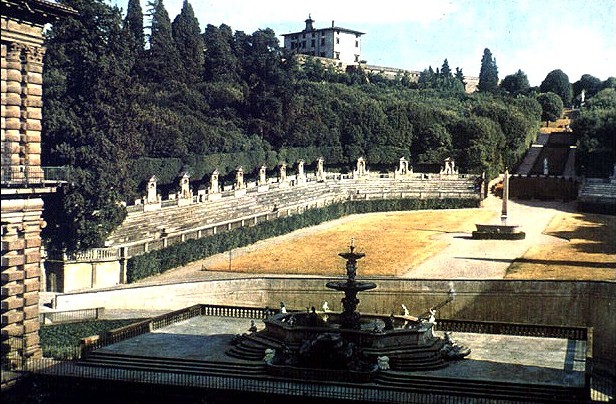 Вид из внутреннего двора на фонтан, амфитеатр и Сады Боболи