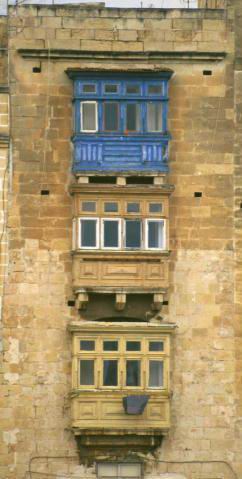 Такие аккуратные балкончики украшают почти все дома Валлетты