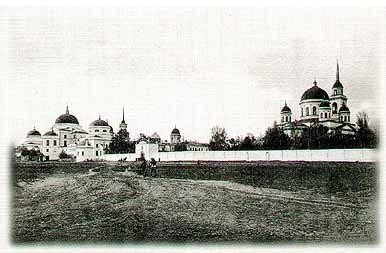 Ново-Тихвинский монастырь. Справа - собор св. Александра Невского