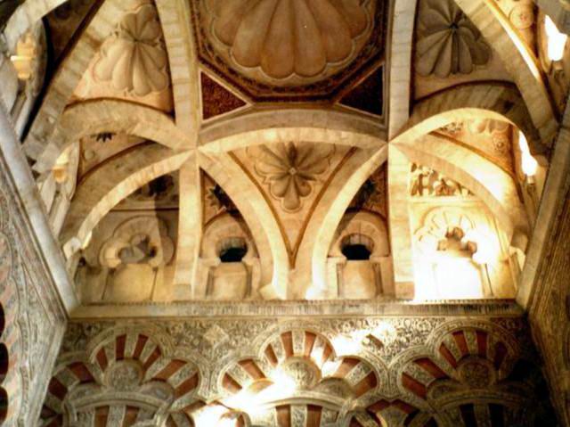 Архитектурные детали интерьера мечети