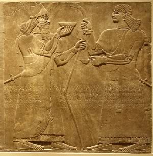 Рельеф: царь и слуга-евнух (ок. 883–859 гг. до н.э.). Новоассирийский период, правление Ашурназирпала II. Найден в Нимруде, Ассирия, северная Месопотамия. Алебастр