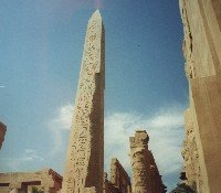 Обелиск в карнакском храме