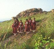 Праздник на Кипре. Девушки в народных костюмах