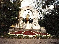 Позолоченный памятник Штраусу