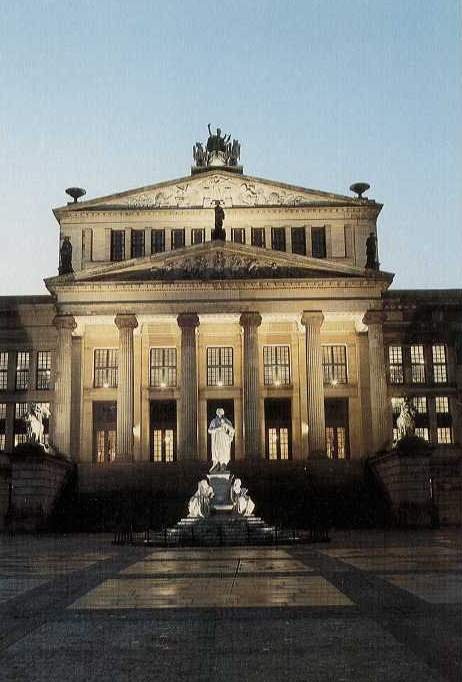 Памятник Шиллеру у Драматического театра