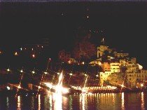 После захода солнца улицы города оживают