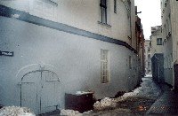 Самая узкая улица в Риге. По легенде, здесь не могли разъехаться два рыцаря