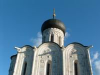 Полукружиям закомар вторят завершения изящно вытянутых окон