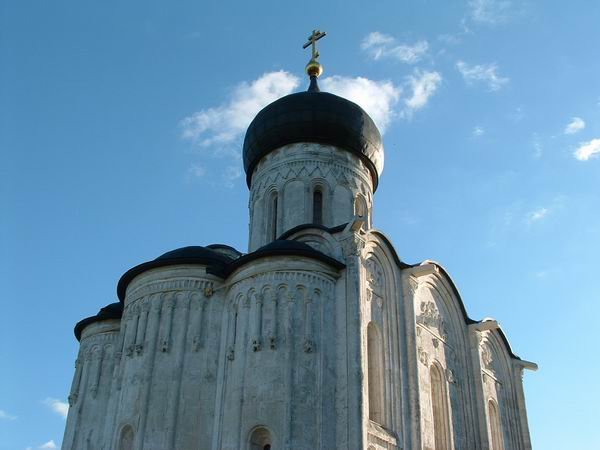 Аркатурный пояс украшает стены храма
