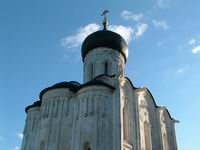 Аркатурный пояс украшает стены храма