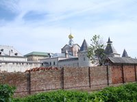 На заднем плане - церковь Спаса на Сенях