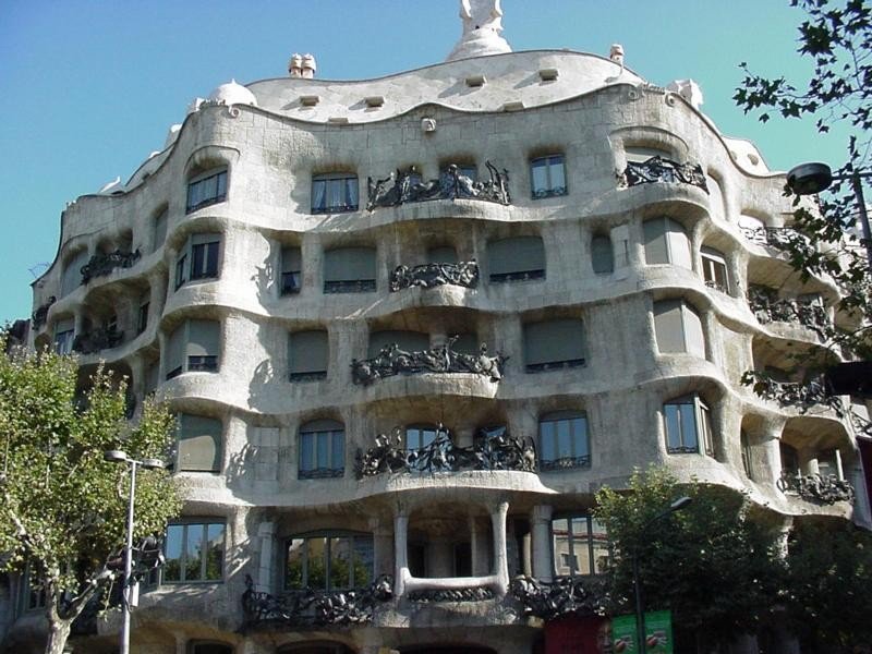 Каса Мила или Ла Педрера (Casa Mila - La Pedrera), архитектор Гауди